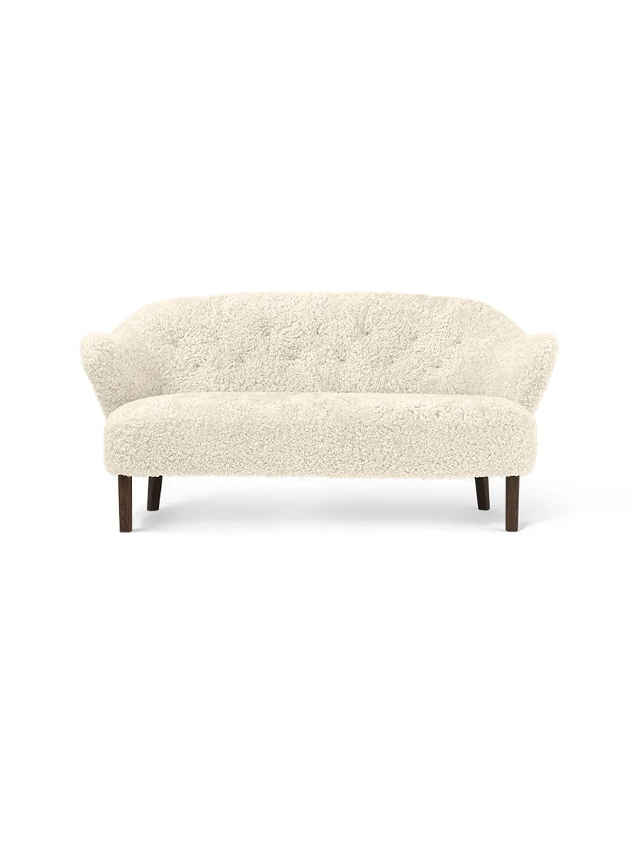 Ingeborg Sofa fra Audo Copenhagen - Fåreskind / Off white / Røget eg - Jacobsen Plus