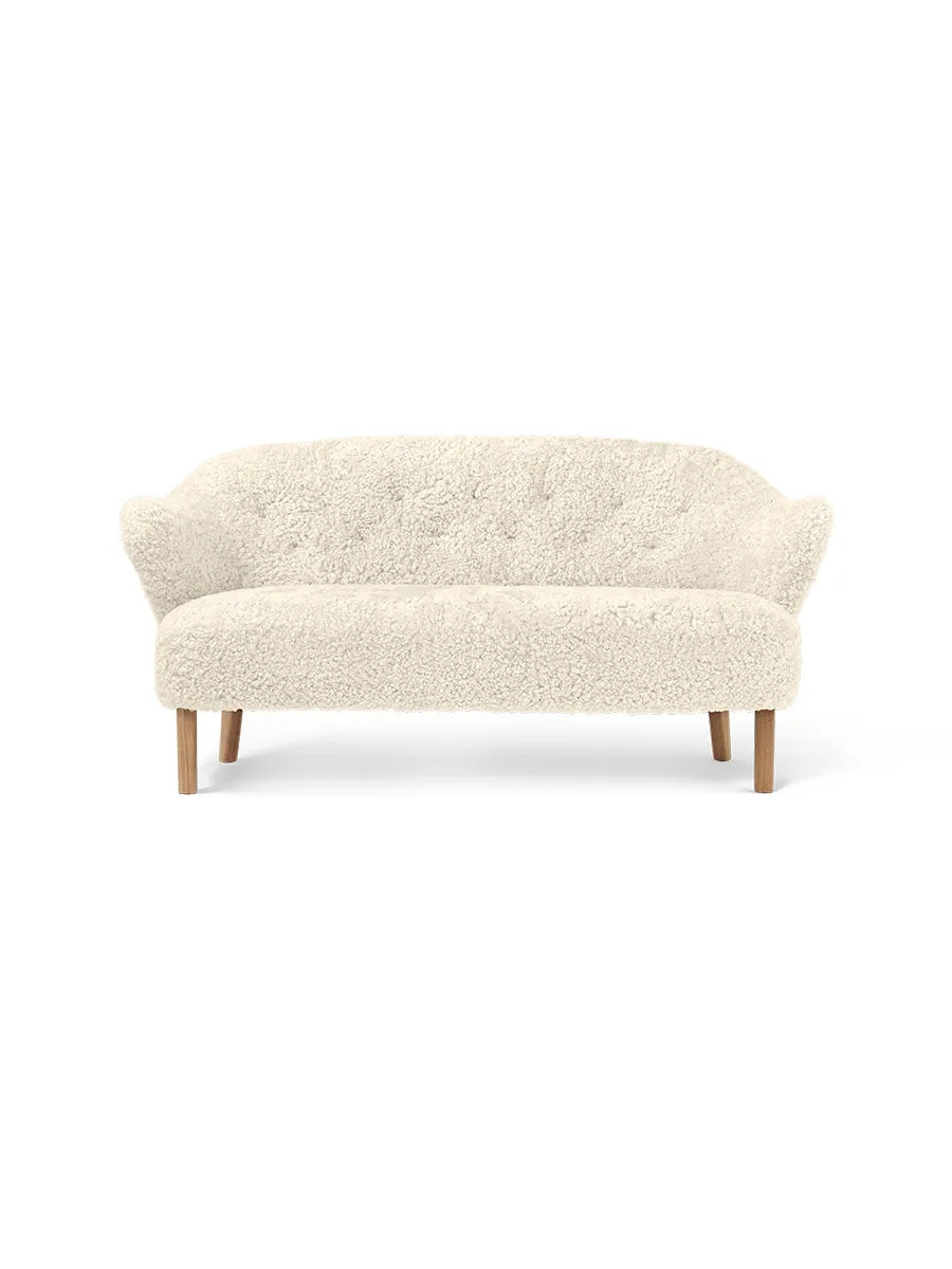 Ingeborg Sofa fra Audo Copenhagen - Fåreskind / Off white / Eg - Jacobsen Plus