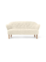 Ingeborg Sofa fra Audo Copenhagen - Fåreskind / Off white / Eg - Jacobsen Plus