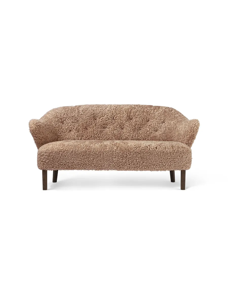 Ingeborg Sofa fra Audo Copenhagen - Fåreskind / Sahara / Røget eg - Jacobsen Plus