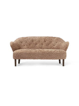 Ingeborg Sofa fra Audo Copenhagen - Fåreskind / Sahara / Røget eg - Jacobsen Plus