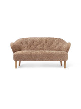 Ingeborg Sofa fra Audo Copenhagen - Fåreskind / Sahara / Eg - Jacobsen Plus