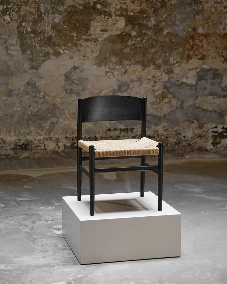 Nestor stol, sort bøg med natur flet fra Mater