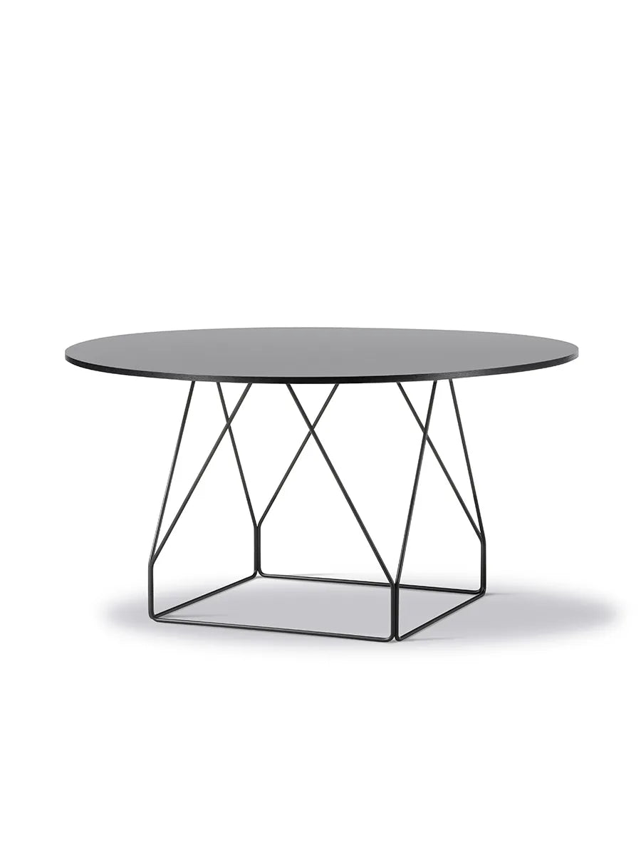 JG Table Ø140 cm fra Fredericia Furniture - Sort linoleum med sort eg kant / Sort stål - Jacobsen Plus