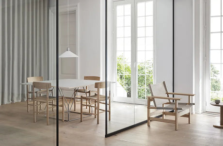 JG Table 140x140 cm fra Fredericia Furniture - Grå linoleum med natur ask kant / Sort stål - Jacobsen Plus