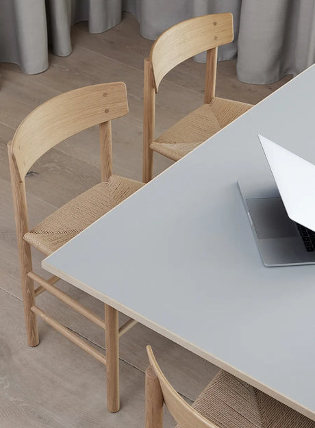 JG Table 140x140 cm fra Fredericia Furniture - Grå linoleum med natur ask kant / Sort stål - Jacobsen Plus