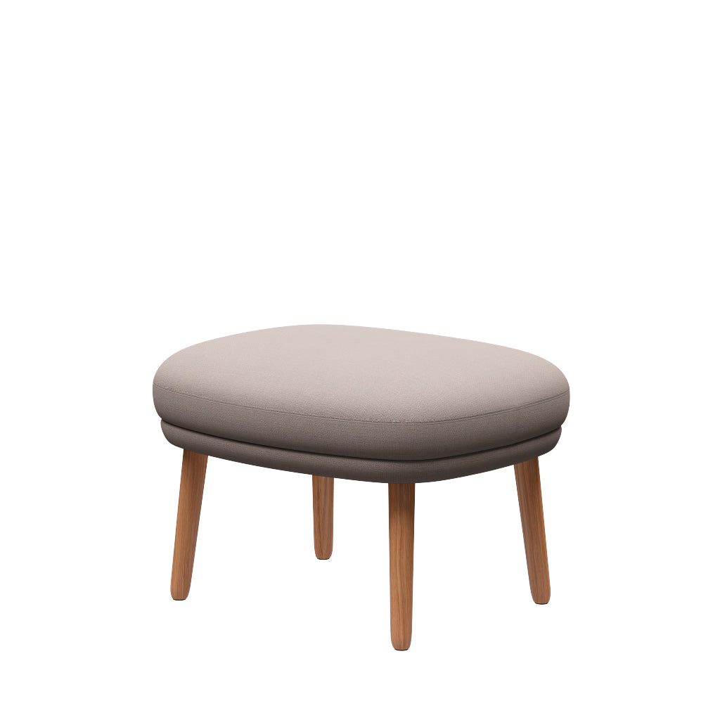Ro Skammel m. stel i eg fra Fritz Hansen - Christianshavn - 1120 Light Beige - Jacobsen Plus