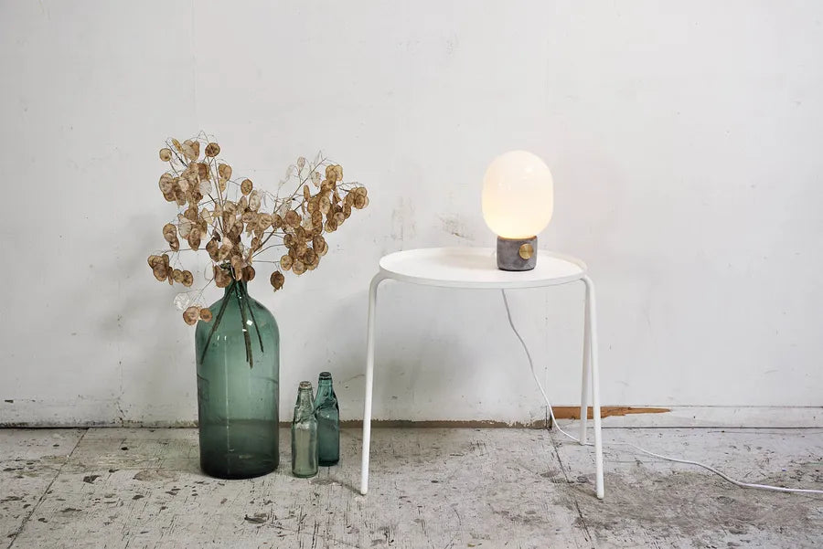 JWDA Concrete Bordlampe fra Audo Copenhagen