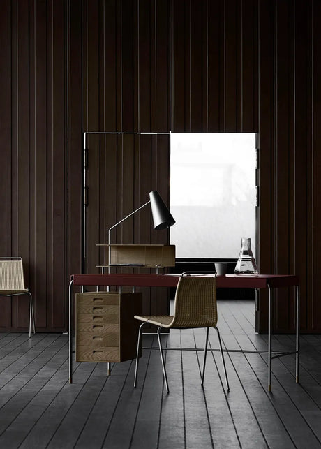 AJ52 Society Table fra Carl Hansen & Søn - Eg - Sort læder - 140x70cm / Lak / Inkl. lampemodul - Jacobsen Plus