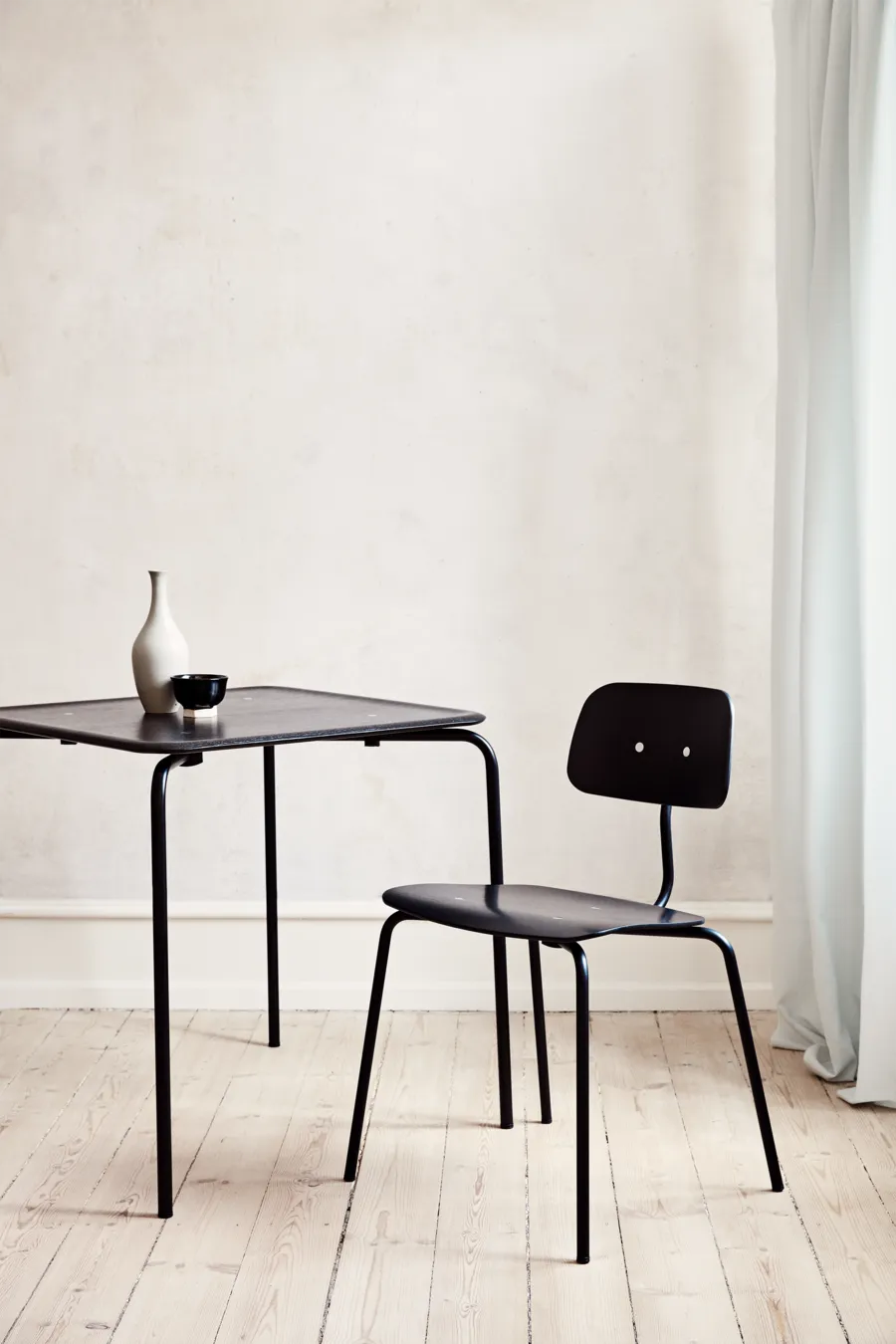 Kevi 2060 stol i sort lak fra Montana