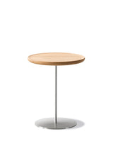 Pal Table Ø37,5 fra Fredericia Furniture - H: 38 cm / Eg lys olie / Rustfrit stål - Jacobsen Plus