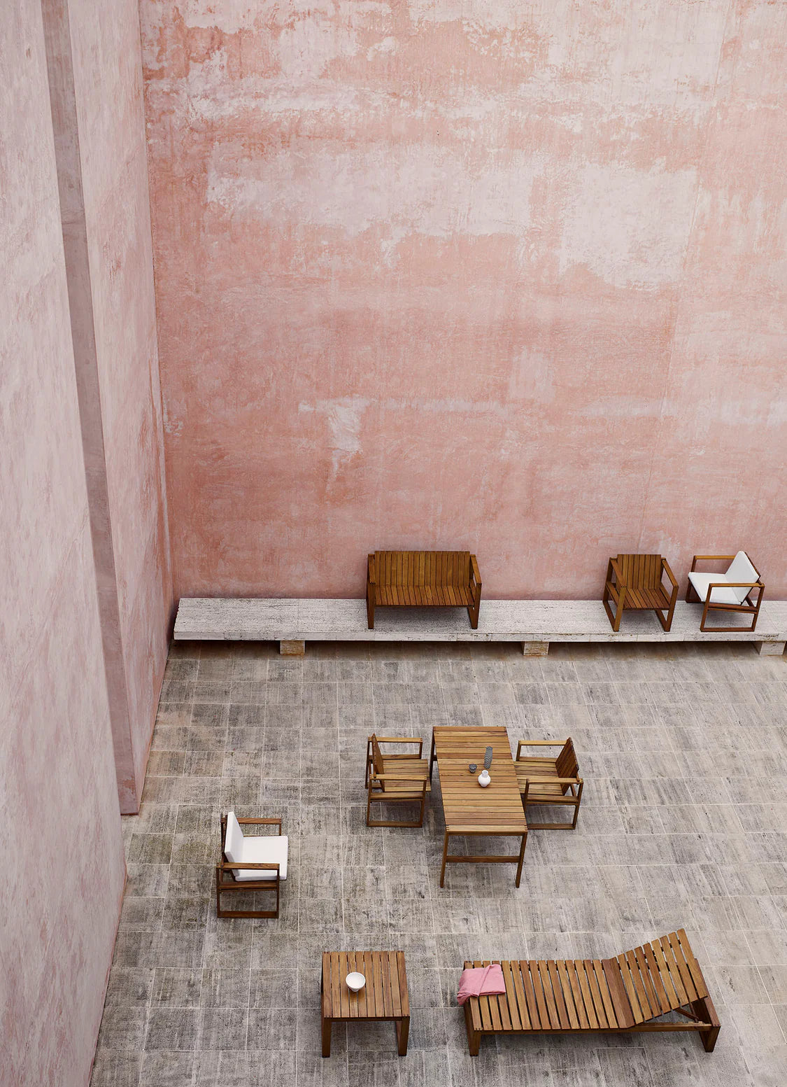 BK11 udendørs loungestol, olieret teak inkl. charcoal hynde fra Carl Hansen & Søn