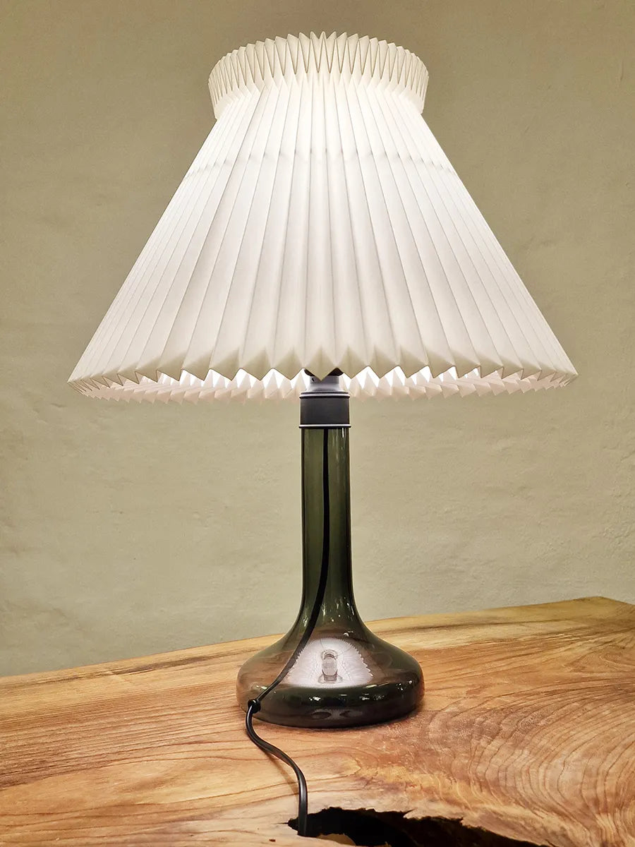 343 Bordlampe, smoked fra Le Klint