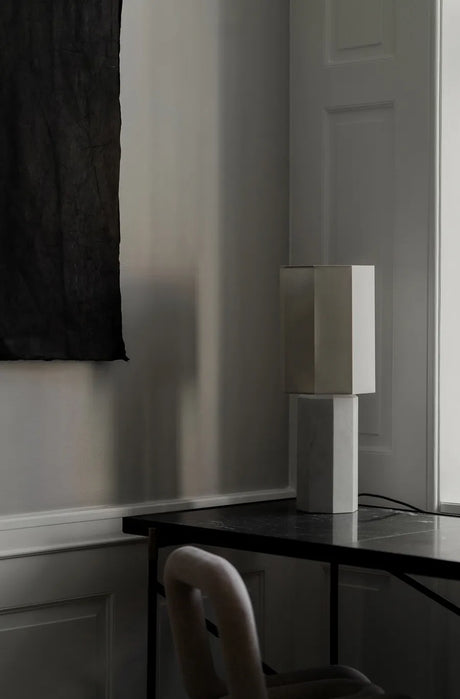 The Eight Over Eight Lamp Large, white marble fra Louise Roe - Brass - Jacobsen Plus