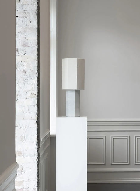 The Eight Over Eight Lamp Large, white marble fra Louise Roe - Brass - Jacobsen Plus