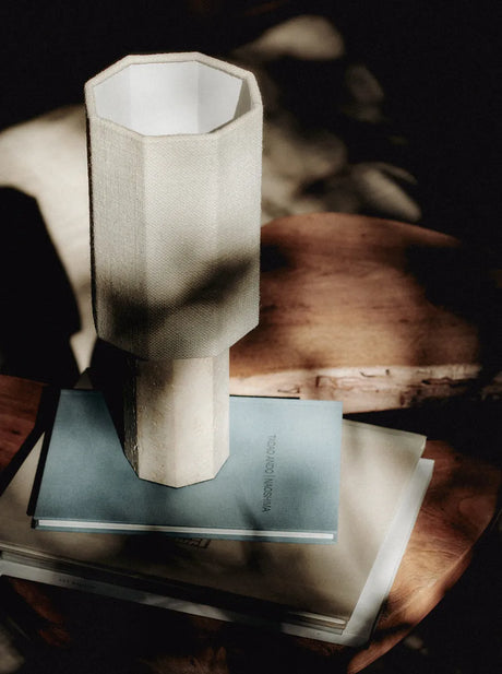 The Eight Over Eight Lamp Small, beige travertine fra Louise Roe - 2 - Jacobsen Plus