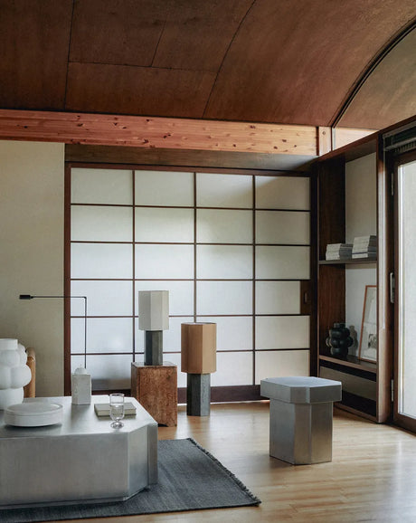 The Eight Over Eight Lamp Large, beige travertine fra Louise Roe - Brass - Jacobsen Plus