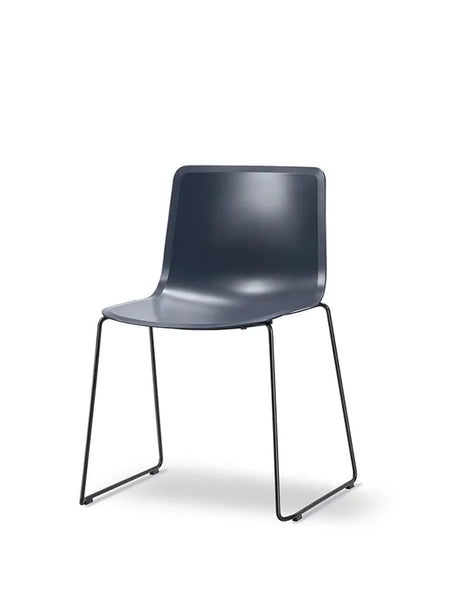 Pato Stol, medestel fra Fredericia Furniture - Dark blue / Krom - Jacobsen Plus