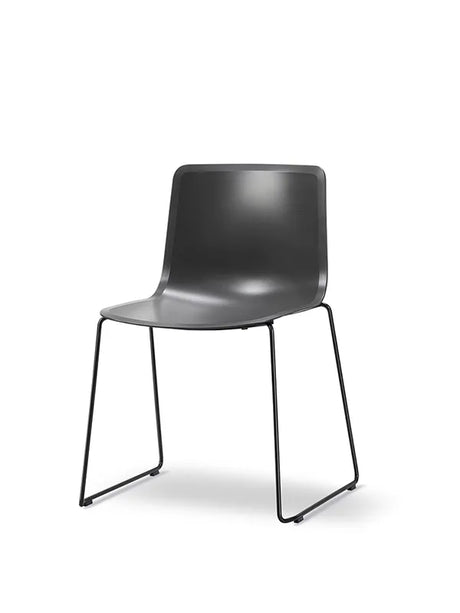 Pato Stol, medestel fra Fredericia Furniture - Dark grey / Krom - Jacobsen Plus