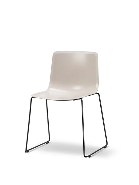 Pato Stol, medestel fra Fredericia Furniture - Sand / Krom - Jacobsen Plus