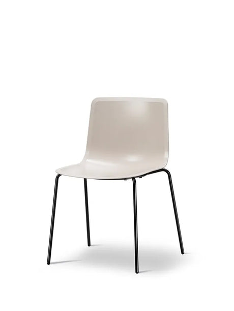 Pato Stol fra Fredericia Furniture - Sand / Sort - Jacobsen Plus