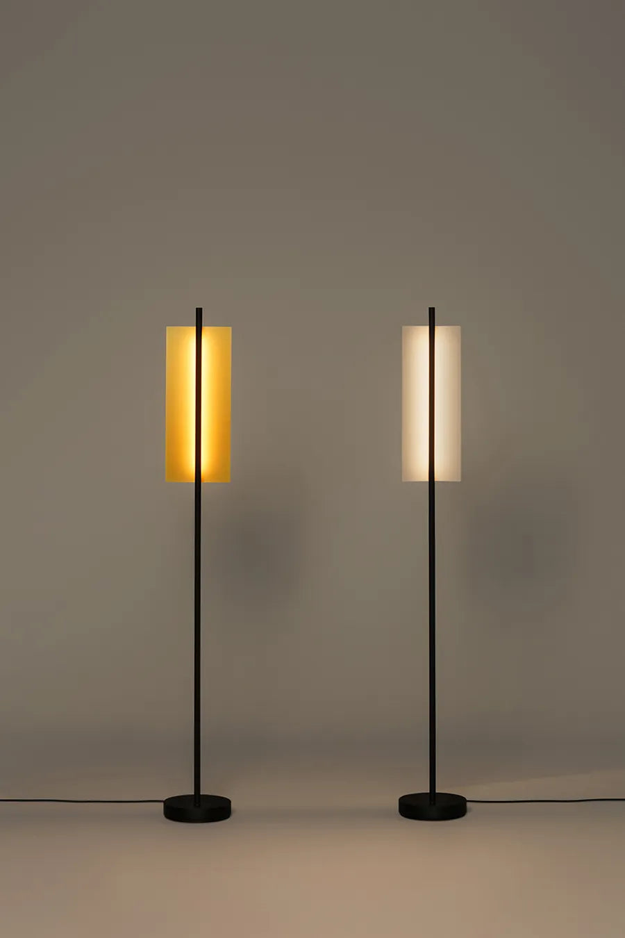 Lámina Dorada 45 Gulvlampe fra Santa and Cole - 9 - Jacobsen Plus