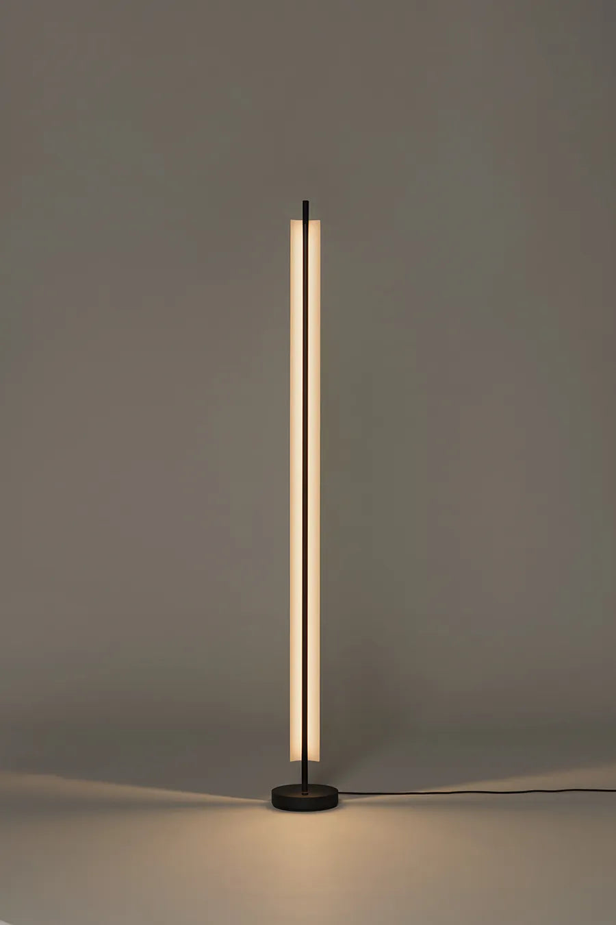 Lámina 165 Gulvlampe fra Santa and Cole - 4 - Jacobsen Plus