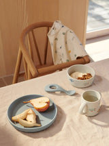 Vivi Printed Tableware Set, aviator/ecru fra Liewood - 2 - Jacobsen Plus