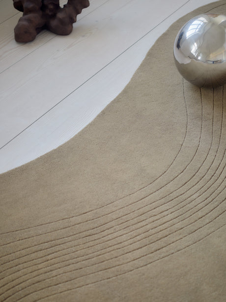Fluid Arc gulvtæppe, Olive fra Linie Design - 225 x 300 cm. - Jacobsen Plus