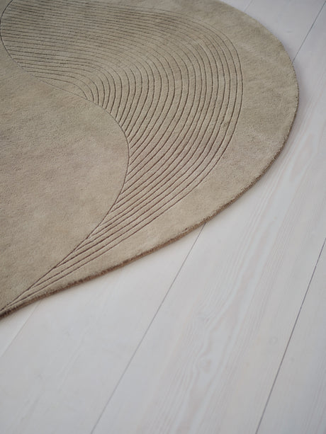 Fluid Arc gulvtæppe, Olive fra Linie Design - 225 x 300 cm. - Jacobsen Plus