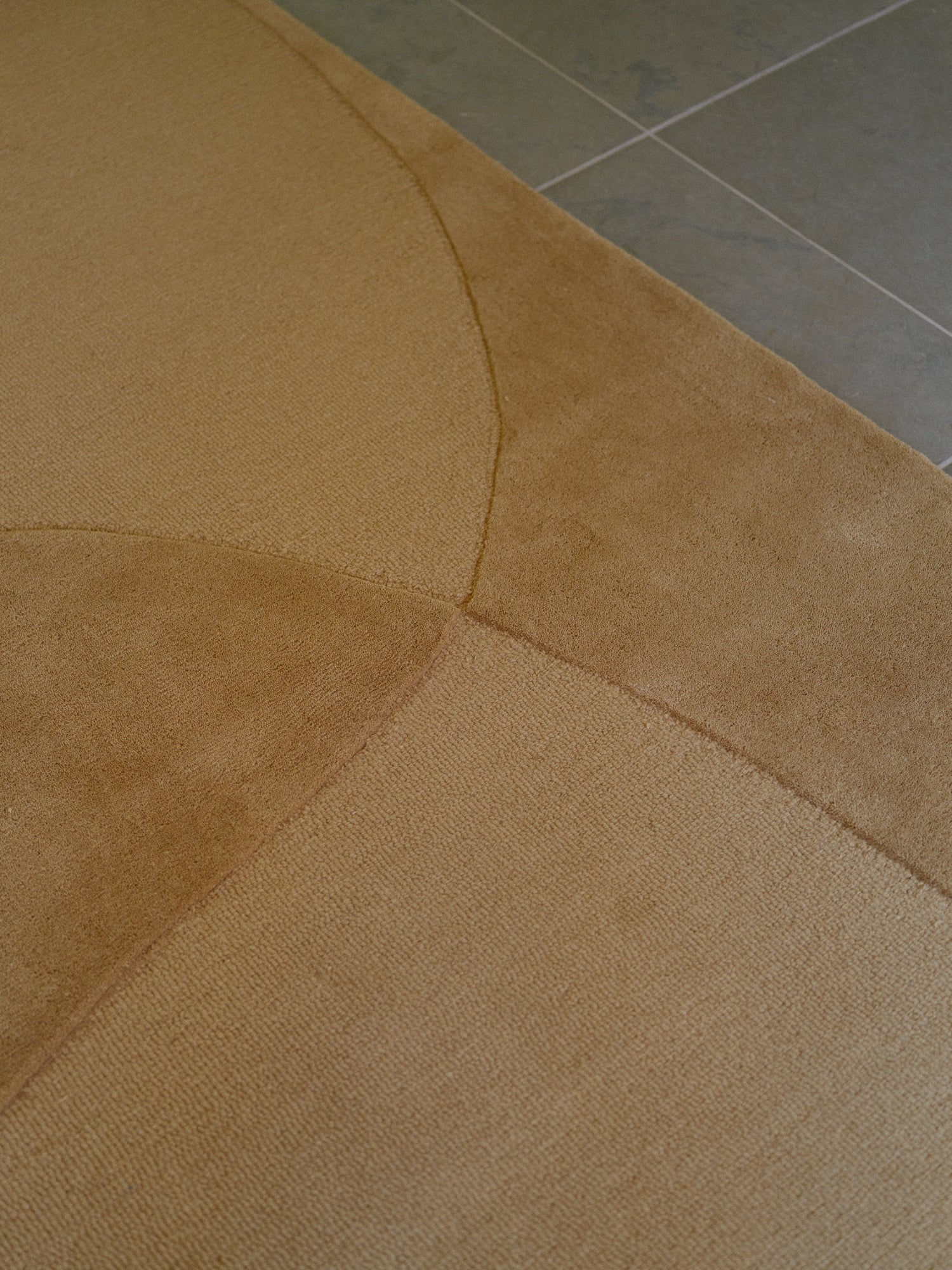 Split Plains Tæppe, Mustard fra Linie Design