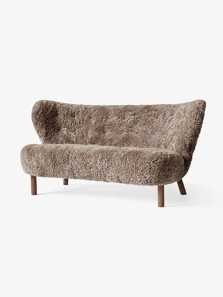 Little Petra sofa VB2 fra &Tradition - Sheepskin Sahara / Valnød - Jacobsen Plus