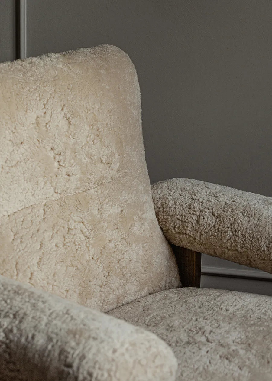 Brasilia Lounge Chair, Natural Oak Sheepskin Nature fra Audo Copenhagen - 3 - Jacobsen Plus
