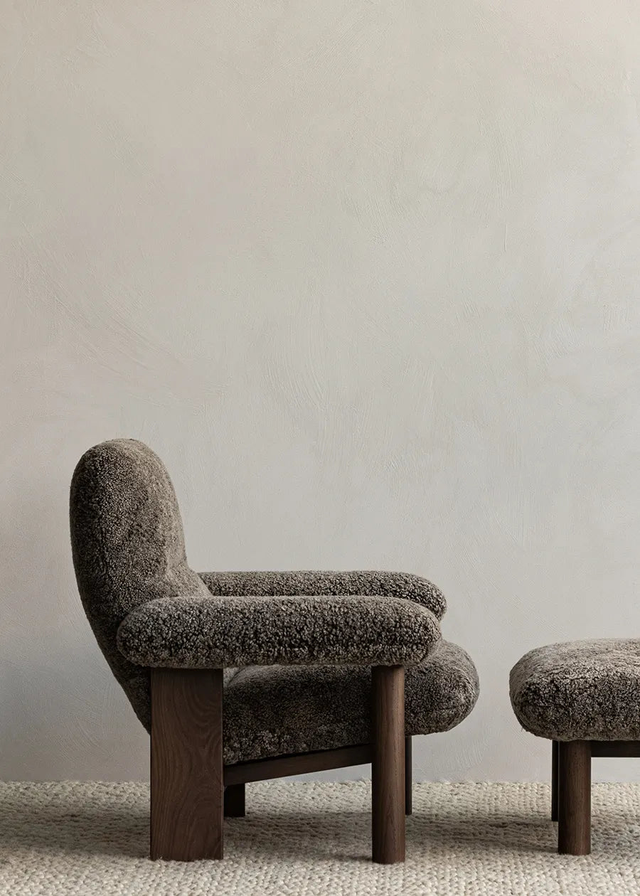 Brasilia Lounge Chair, Dark Stained Oak Sheepskin Root fra Audo Copenhagen