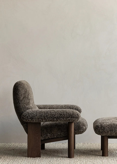 Brasilia Lounge Chair, Dark Stained Oak Sheepskin Root fra Audo Copenhagen - 2 - Jacobsen Plus