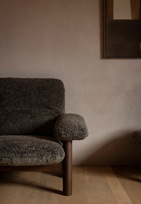 Brasilia Lounge Chair, Dark Stained Oak Sheepskin Root fra Audo Copenhagen - 3 - Jacobsen Plus