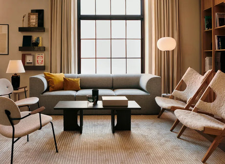 Knitting Lounge Chair, Sheepskin fra Audo Copenhagen - Sheepskin Nature - Dark Stained Oak - Jacobsen Plus