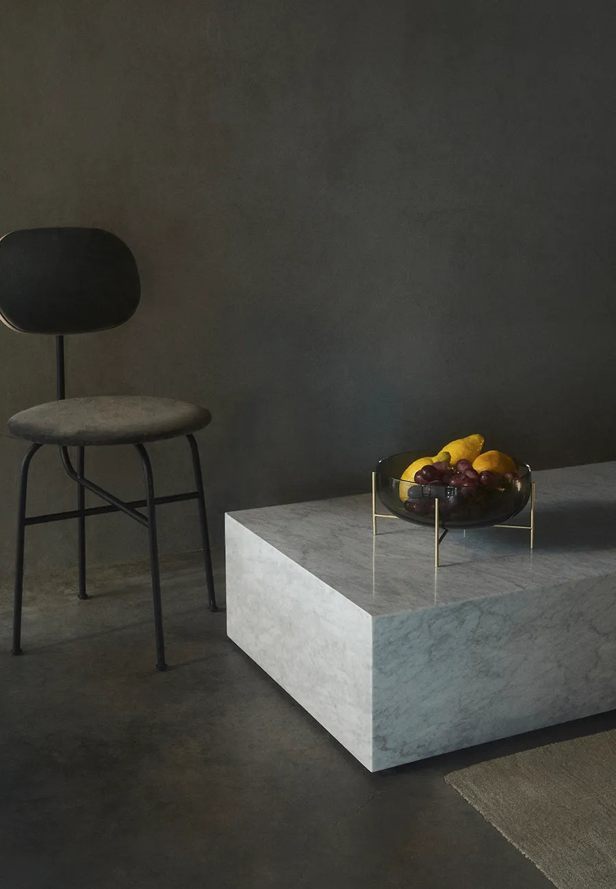 Plinth Low White Carrara marmor fra Audo Copenhagen