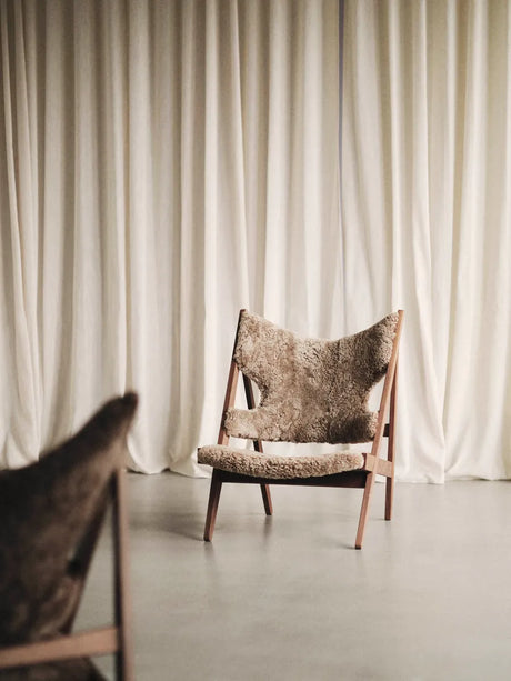 Knitting Lounge Chair, Sheepskin fra Audo Copenhagen - Walnut - Cork 19 - Jacobsen Plus