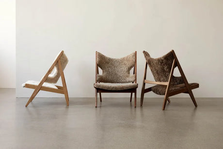 Knitting Lounge Chair, Sheepskin fra Audo Copenhagen - Sheepskin Nature - Dark Stained Oak - Jacobsen Plus