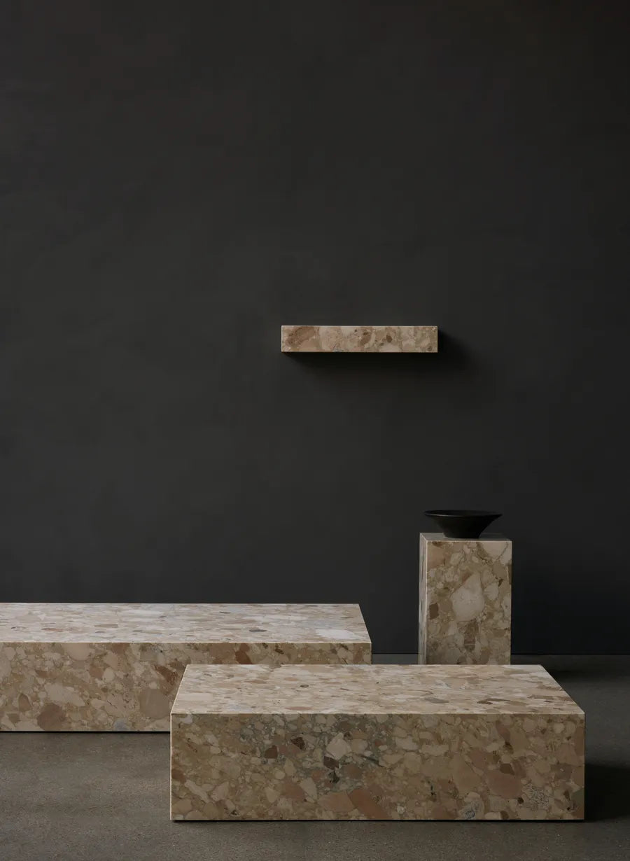 Plinth Shelf Sand Kunis Breccia marmor fra Audo Copenhagen