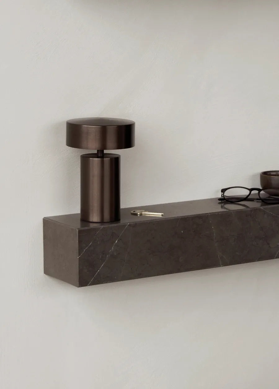 Plinth Shelf Grey Kendzo marmor fra Audo Copenhagen