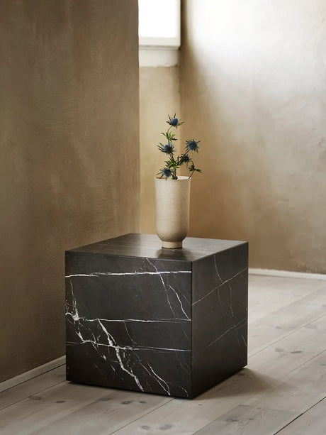 Plinth Cubic Grey Kendzo marmor fra Audo Copenhagen - 2 - Jacobsen Plus
