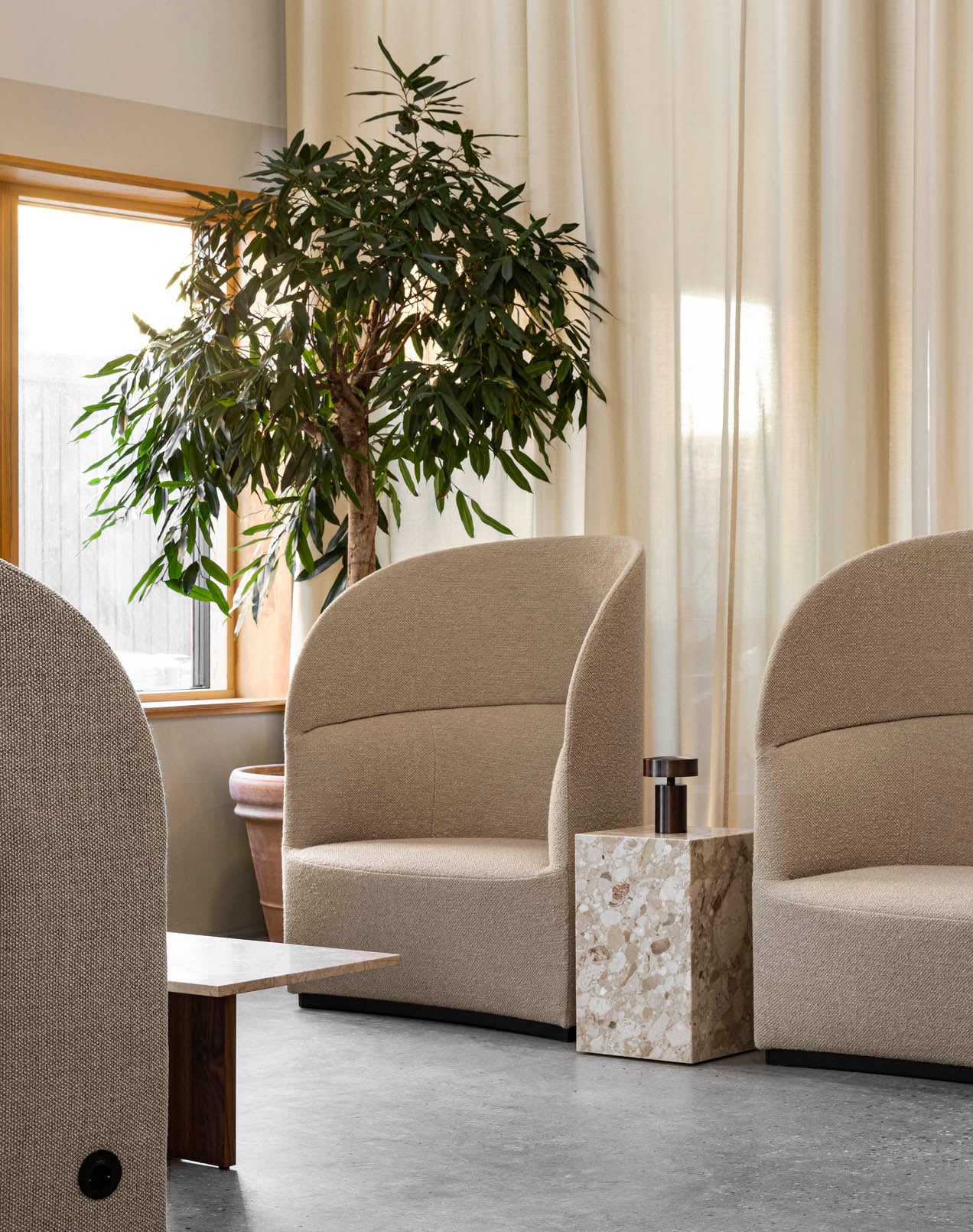 Androgyne Lounge Table, Kunis Breccia / Wood fra Audo Copenhagen