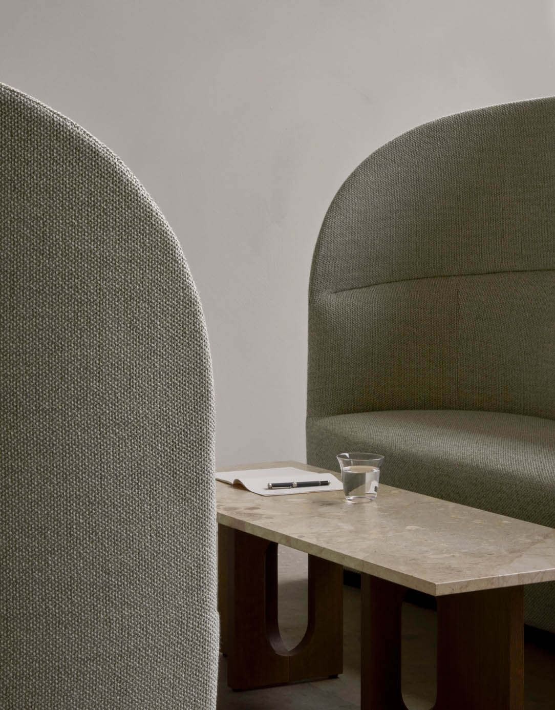 Androgyne Lounge Table, Kunis Breccia / Wood fra Audo Copenhagen