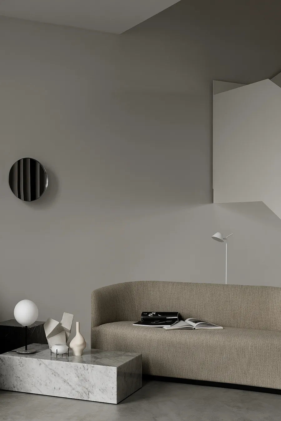 Plinth Low White Carrara marmor fra Audo Copenhagen