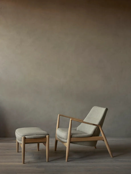 The Seal Lounge Chair, Low Back fra Audo Copenhagen - Valnød - Dakar 0842 - Jacobsen Plus