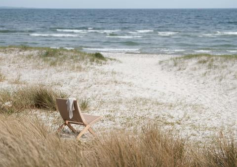 Udendørs loungesæt i teak med 1 BM5868 sidebord og 2 Cuba Outdoor stole i Sesame fra Carl Hansen & Søn - 3 - Jacobsen Plus