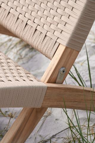 Udendørs loungesæt i teak med 1 BM5868 sidebord og 2 Cuba Outdoor stole i Sesame fra Carl Hansen & Søn - 5 - Jacobsen Plus