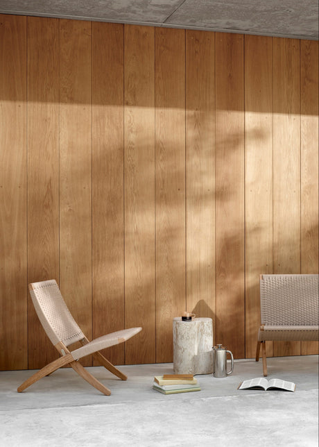 Udendørs loungesæt i teak med 1 BM5868 sidebord og 2 Cuba Outdoor stole i Sesame fra Carl Hansen & Søn - 2 - Jacobsen Plus